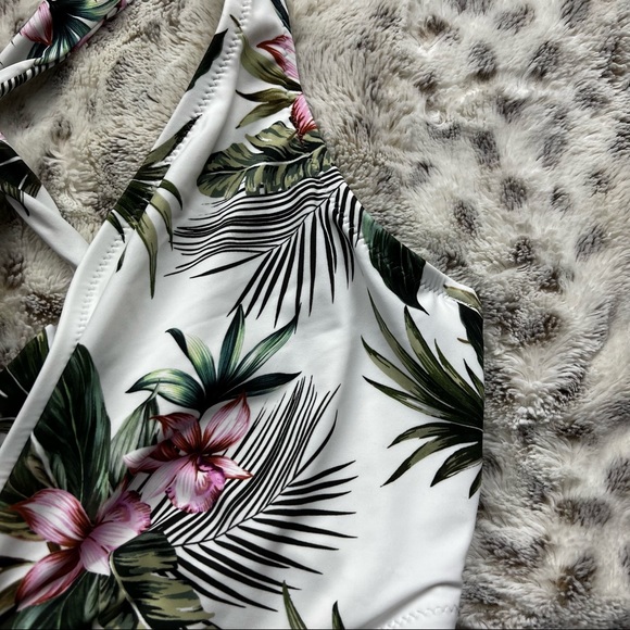 Shade & Shore Tropical Print Bikini Top - Size 38 DD - Picture 4 of 6